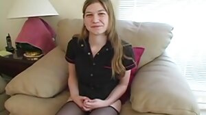 Indica Monroe spelar sexfilm på nätet show and tell med kompisens bror innan han blir knullad på soffan